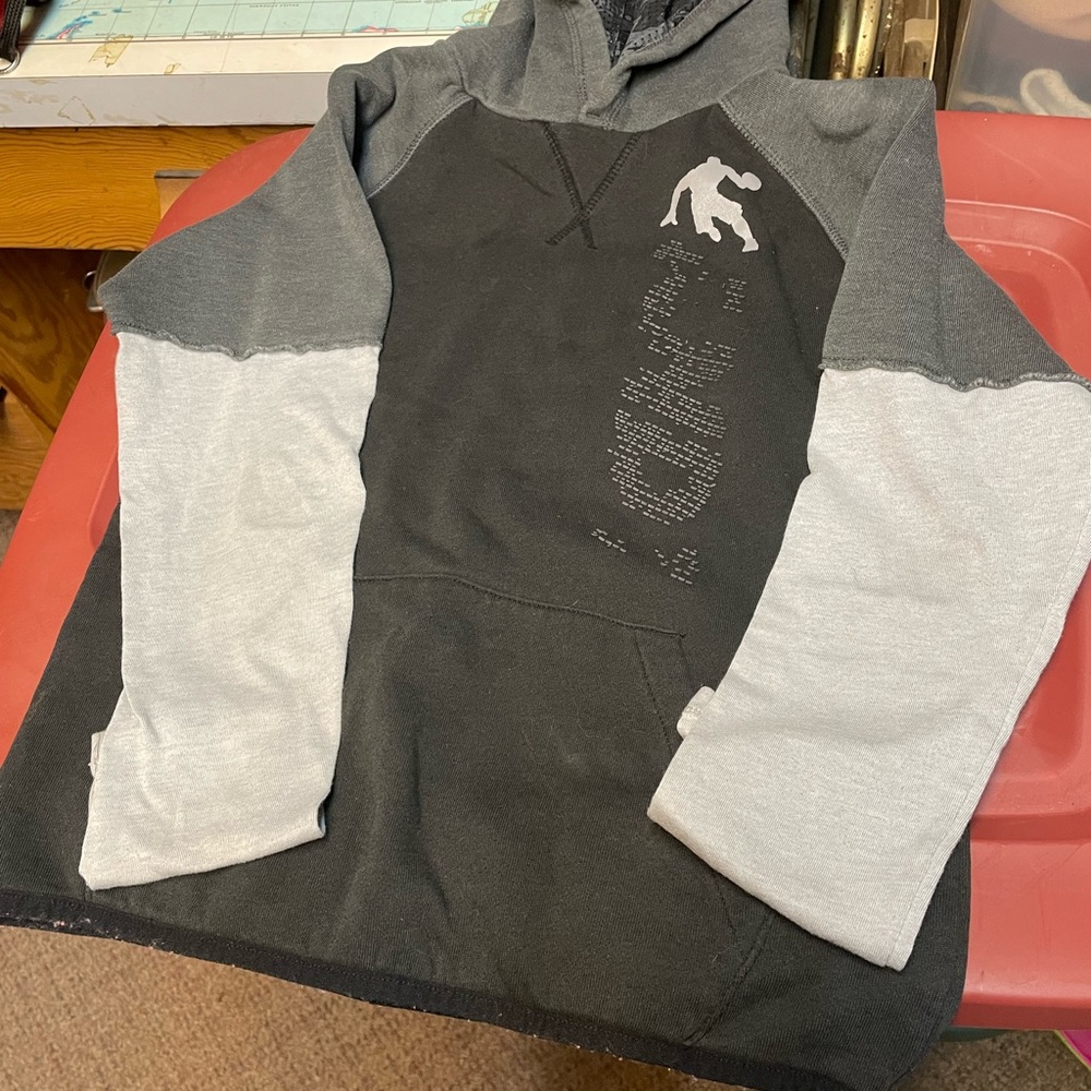 3/$25 Boys skater hoodie size 8 GUC